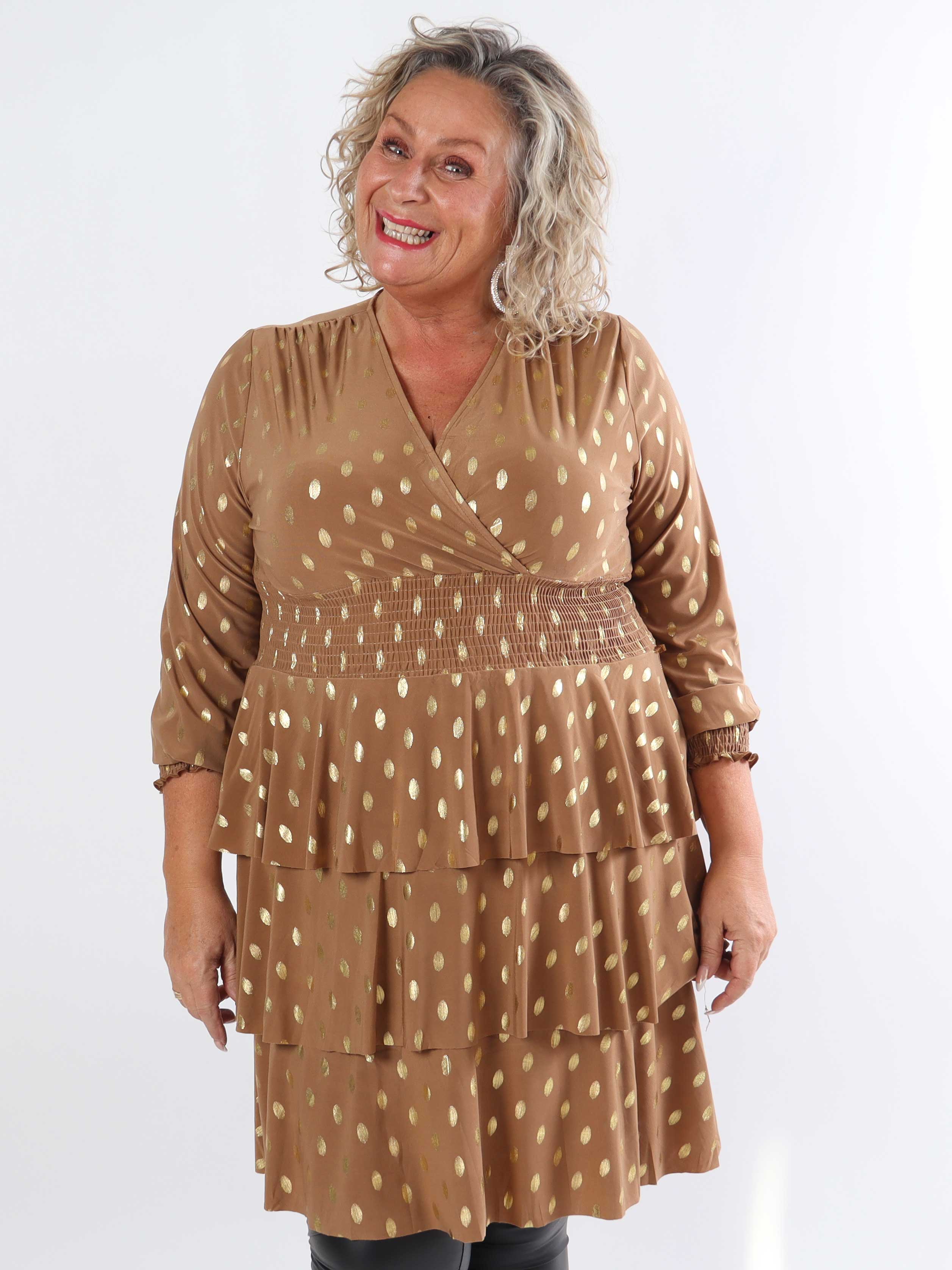 Pams Gold Dot Frills - Söt stretchig plus size-klänning med volanger